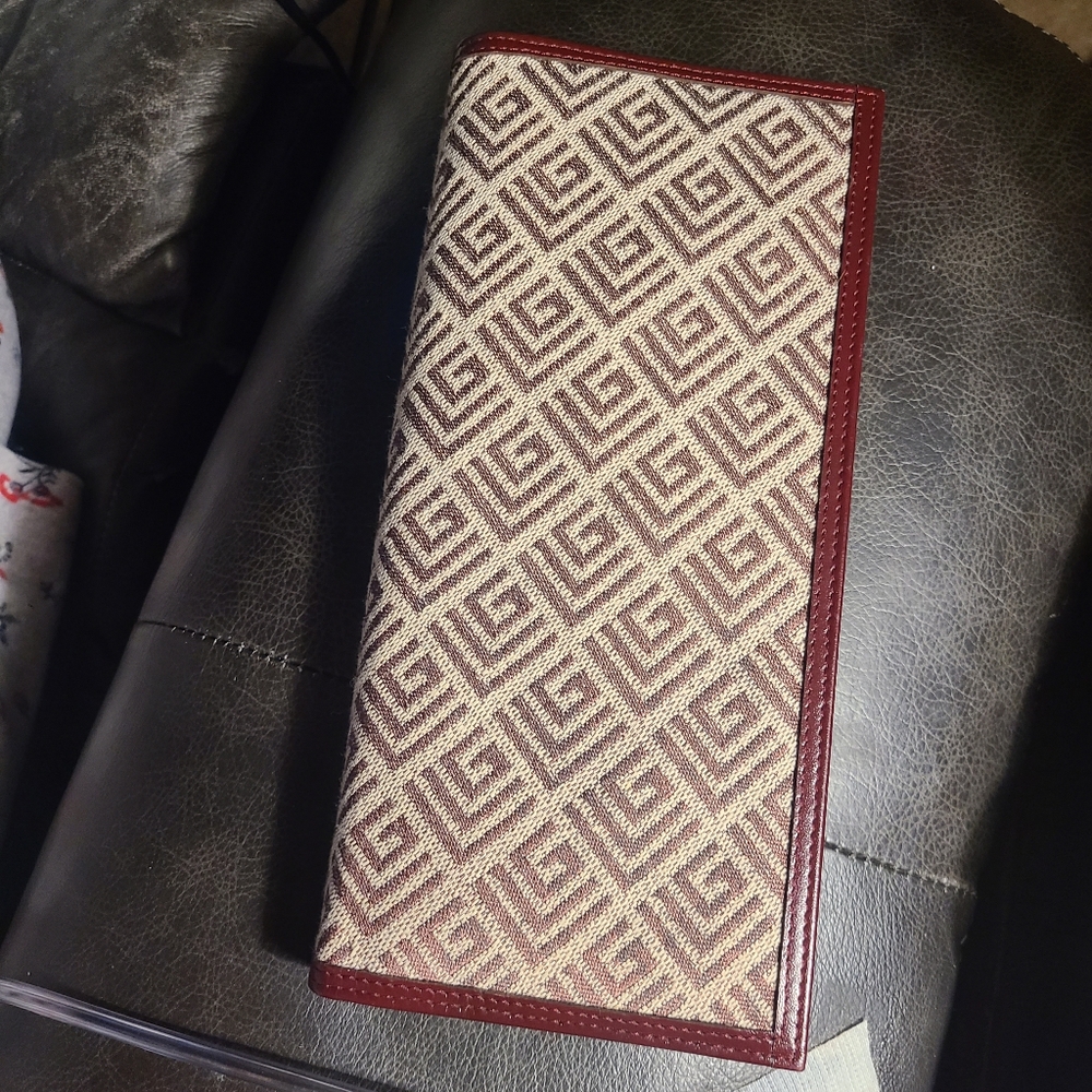 BEAUTIFUL WALLET WITH NO TAGS OF DESIGNER IDENTIFICATION CLASSY NOTEWORTHY FUN
